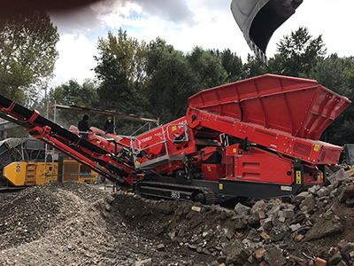 Siebanlage wir mit Bagger beschickt